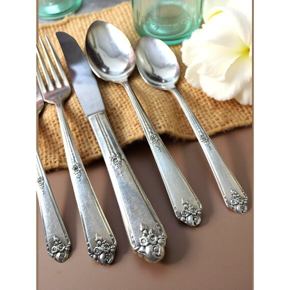 Oneida Community Tudor Plate Silverware 5-PieceSweet Briar 1948 Silver Plate - Picture 3 of 6